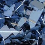 mucchio di pannelli solari pronti per essere smaltiti