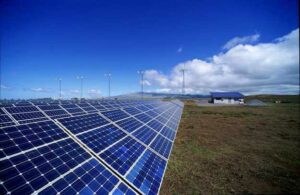 pannelli fotovoltaici messi a terra per produrre energia