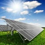 pannelli solari in un giardino che danno energia ad un azienda