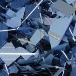 mucchio di pannelli solari pronti per essere smaltiti