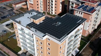 Pannelli solari in un condominio visto dall'alto